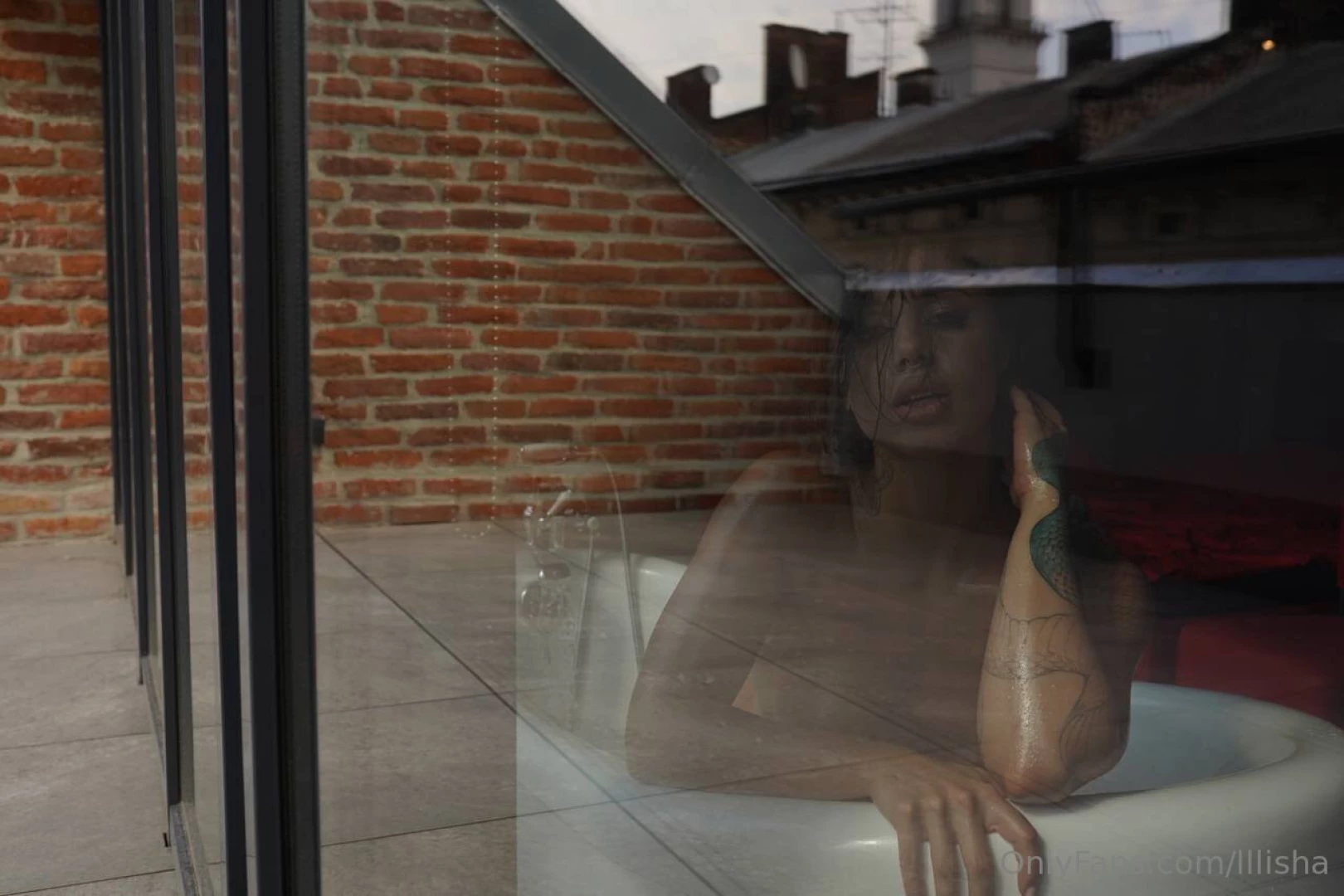 I want you watch through the keyhole me taking a bath 