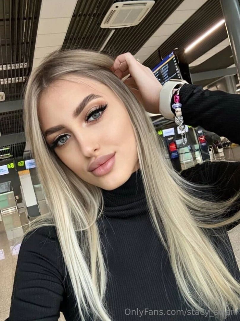 This kinky_ella1 beauty loves to masturbate on camera and in front of 