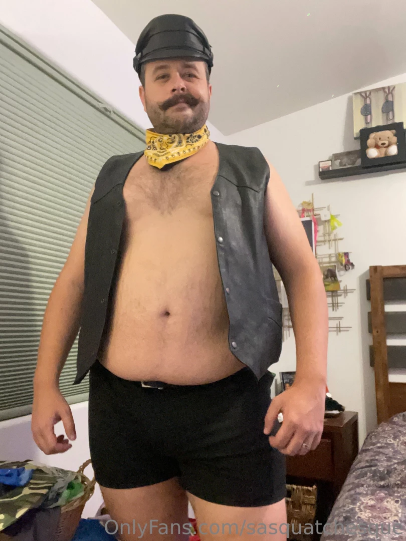 Headed to the bar to smoke a pipe and get my cock sucked in the dark part 7 