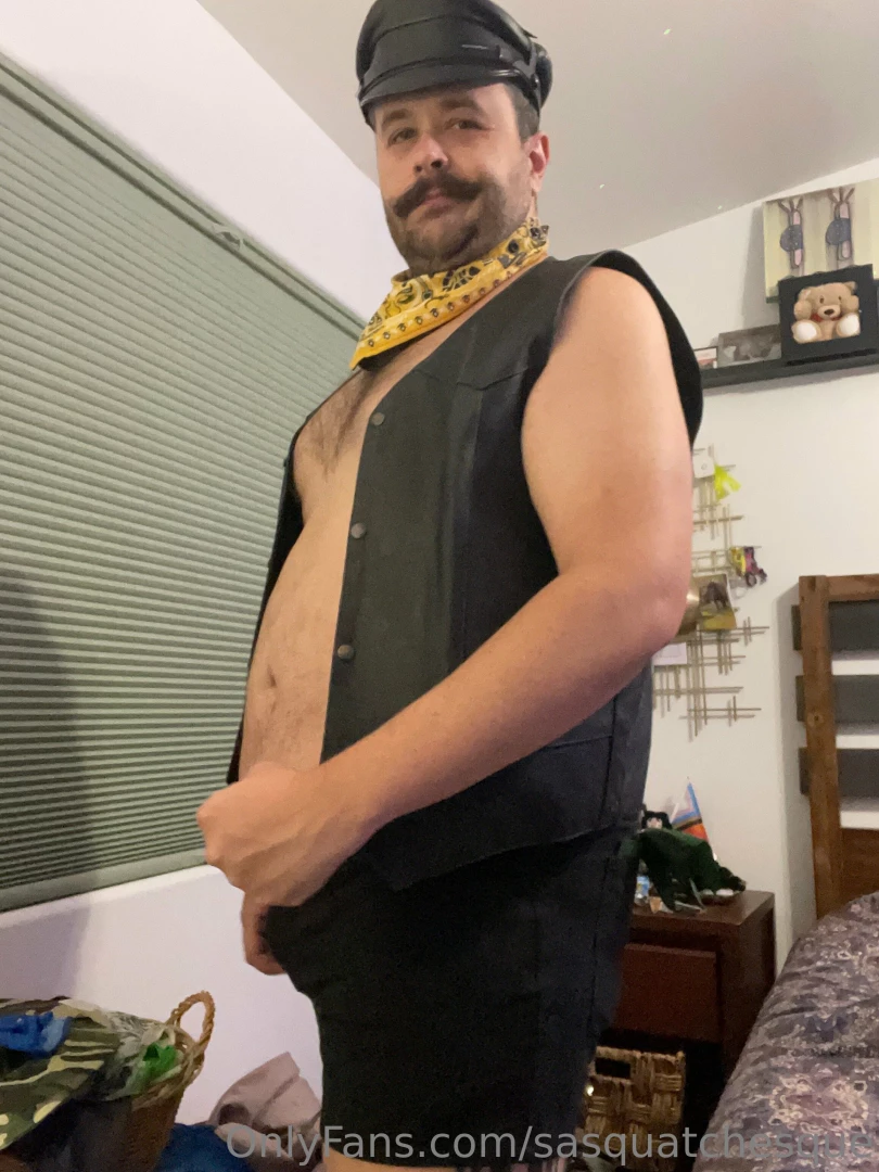 Headed to the bar to smoke a pipe and get my cock sucked in the dark 