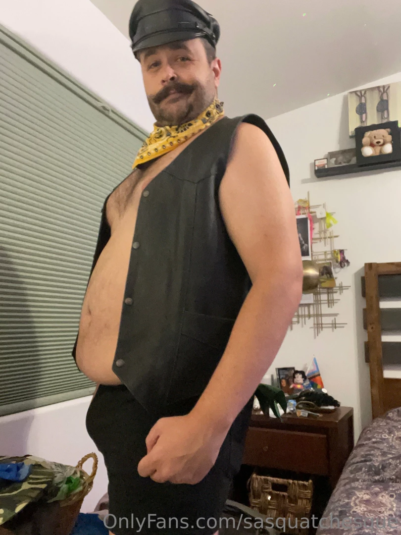 Headed to the bar to smoke a pipe and get my cock sucked in the dark part 6 