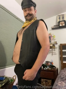 Headed to the bar to smoke a pipe and get my cock sucked in the dark part 6