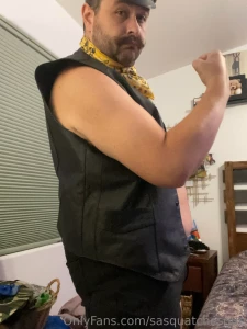 Headed to the bar to smoke a pipe and get my cock sucked in the dark part 1