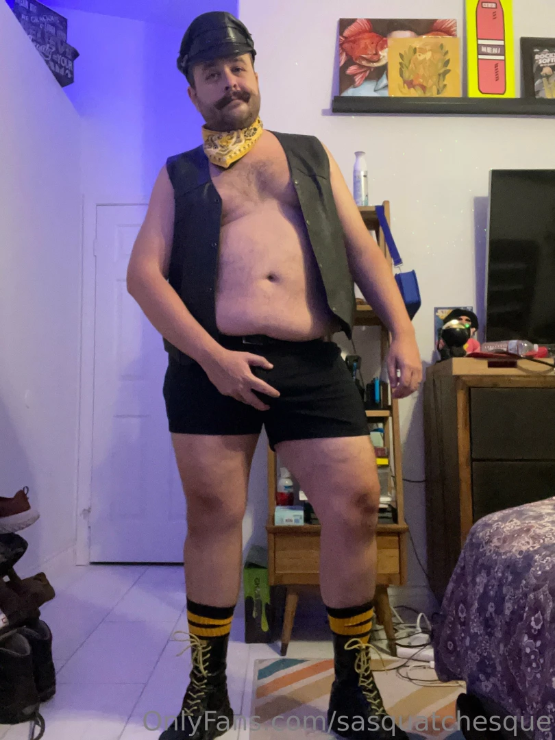 Headed to the bar to smoke a pipe and get my cock sucked in the dark part 4 