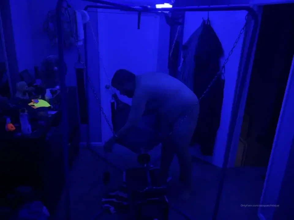 I got a fuck machine this was my first time using it solo in the sling 