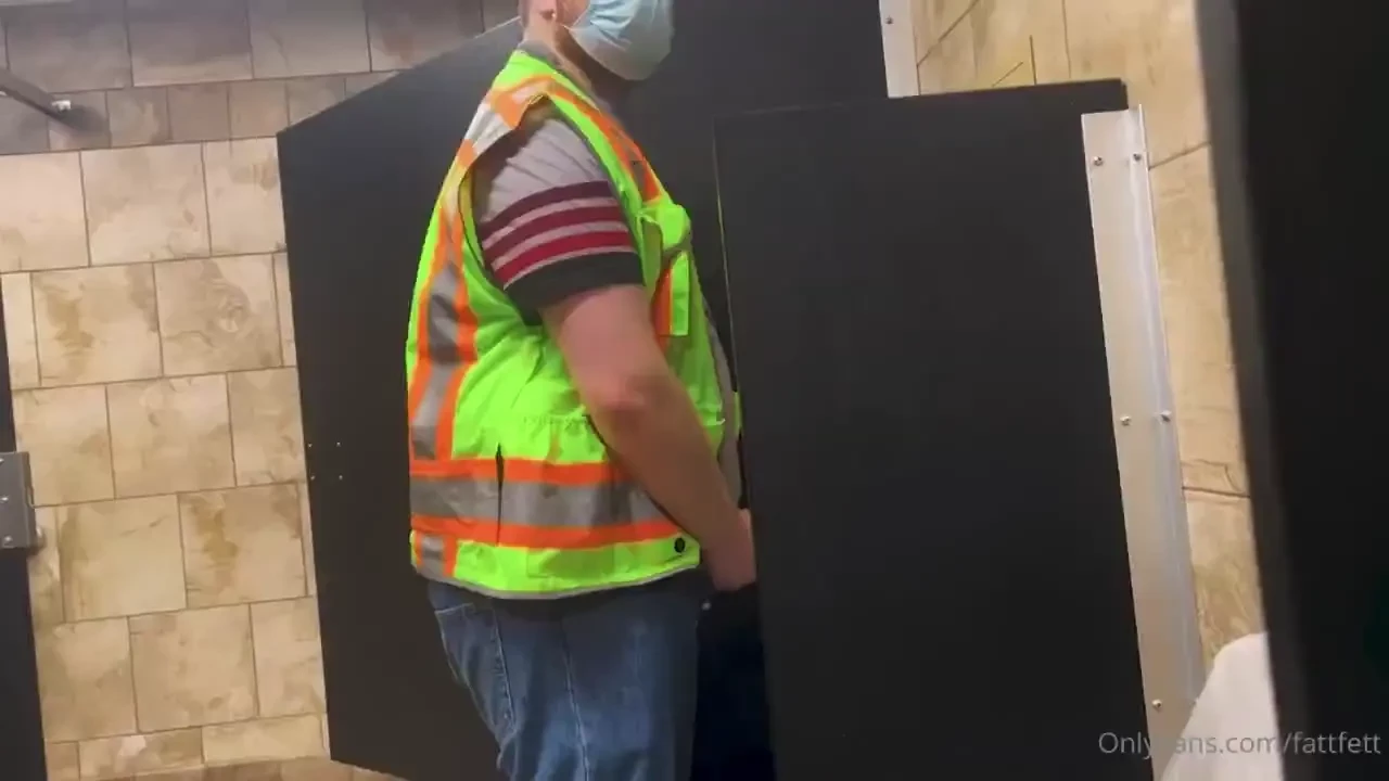 I was hot and horny and decided to stop by a cruisy bathroom i wasn t 