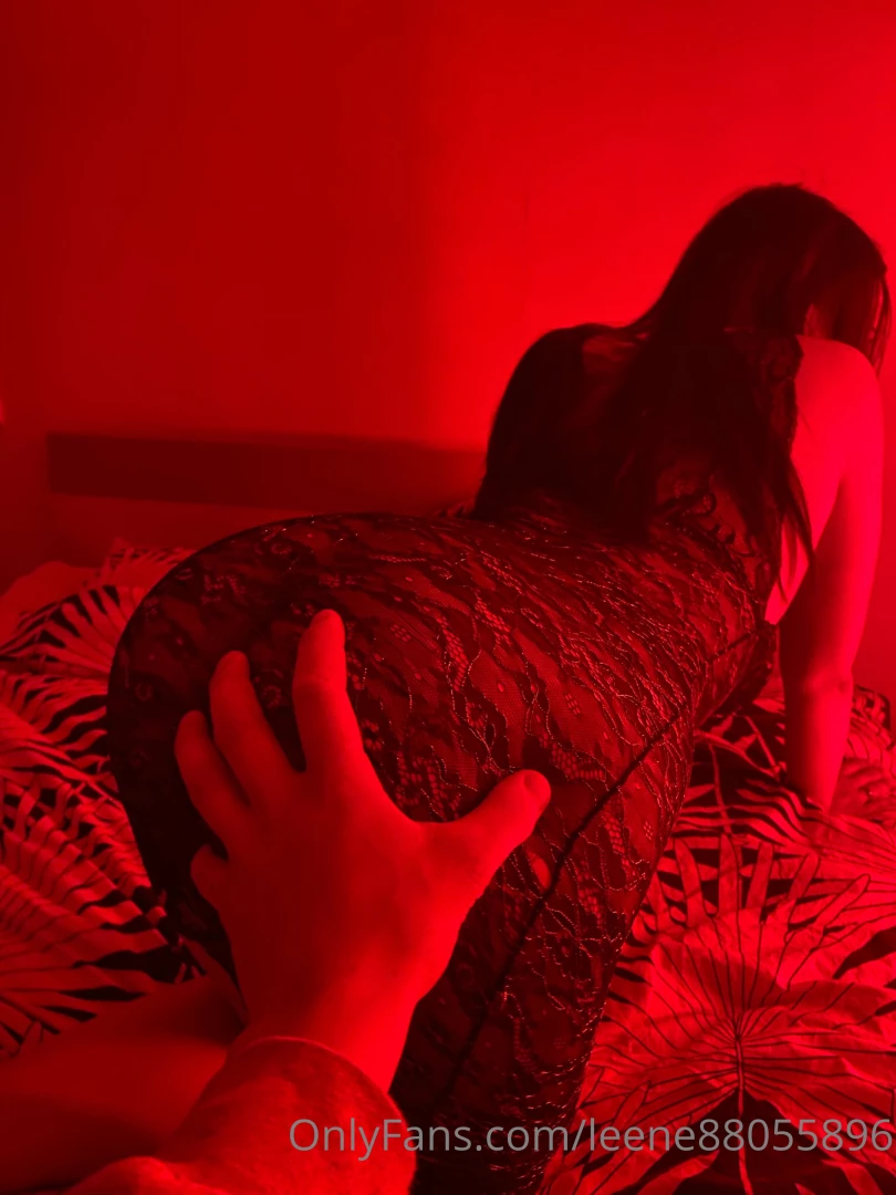 Little hand on the buttocks petite main aux les fesses 