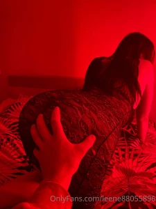 Little hand on the buttocks petite main aux les fesses