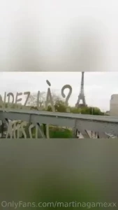 L arrivo a parigi la camera d hotel con vista una sensualissima doccia