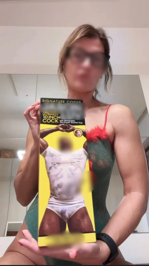 Regalo molto gradito non ne avevo mai avuto uno un bel dildo nero di 