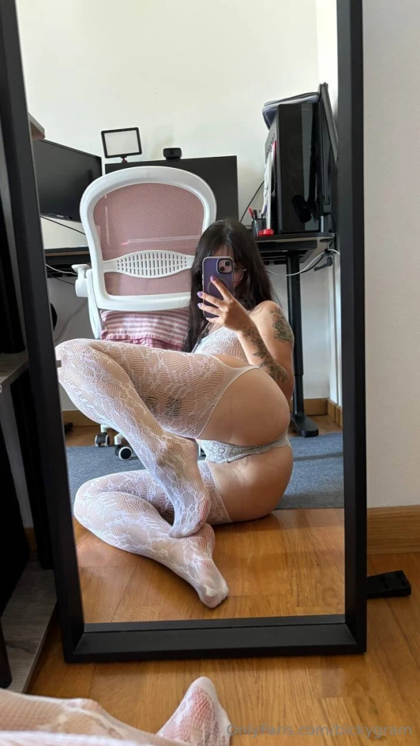 Ciao tesoro vuoi vedermi senza mutandine con questa tutina vieni in part 1 