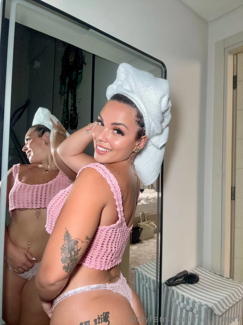 Sono appena uscita dalla doccia e ho preparato un contenuto talmente 