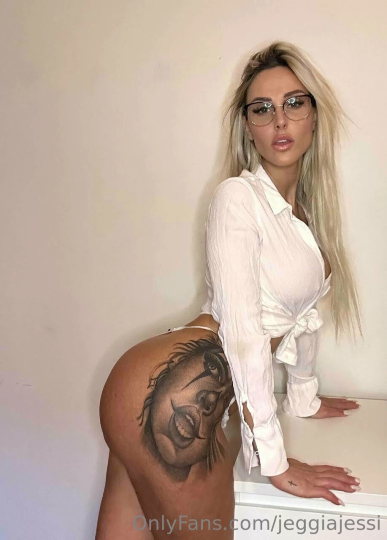 La vostra bionda preferita ha tanto da mostrare 