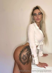 La vostra bionda preferita ha tanto da mostrare