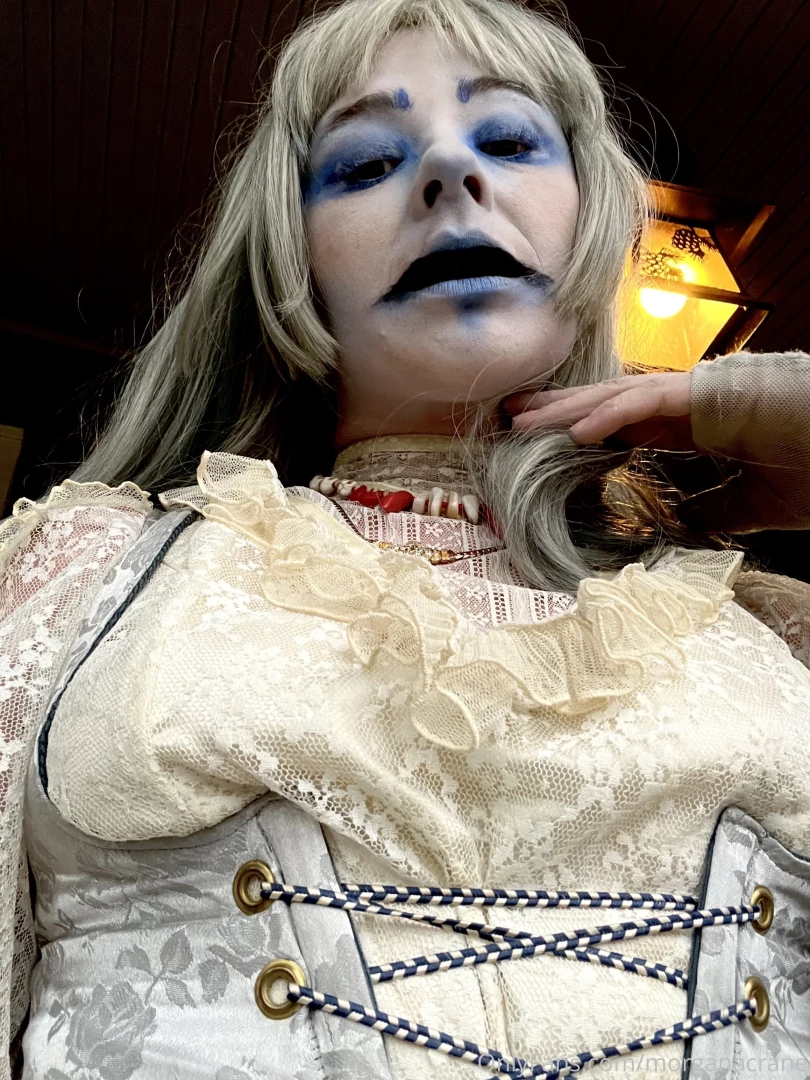 Happy halloween uglies i want to do a slutty photoset in this ghoul 