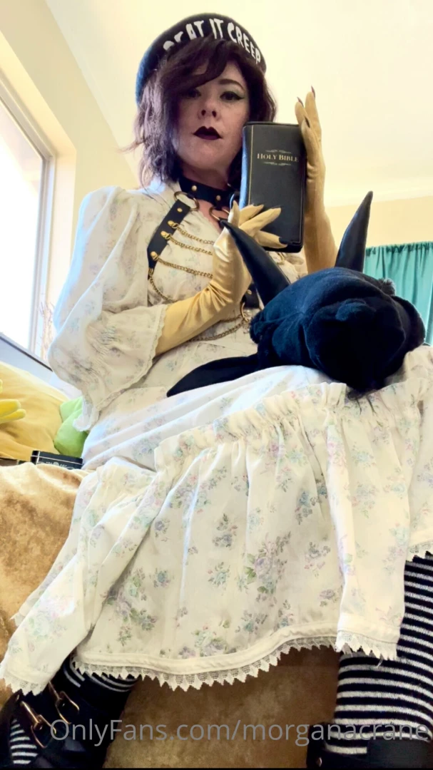 I got a new wallet to go with my plush baphomet backpack anyway here s 