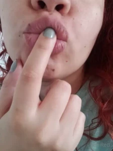 A good morning kiss to wish you a happy monday
