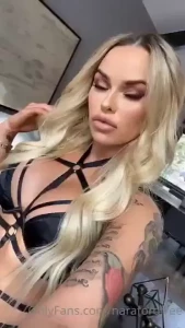 Tap like if you would grab my booty sub to my vip if you really love