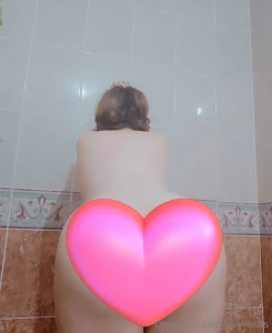 Me tom estas fotos mientras me ba aba es la primera vez q ense o tanto