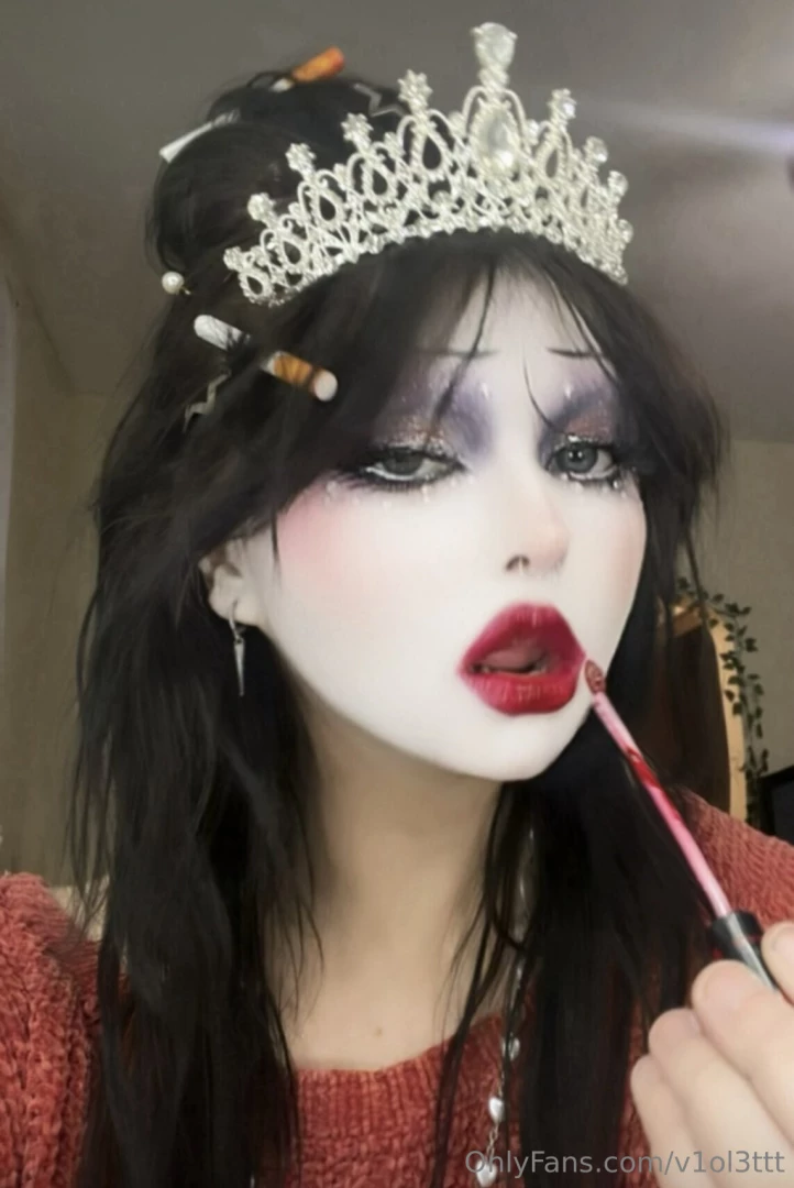 Some previews of my lil campy cunty chain smoking clown persona come 