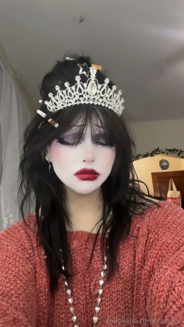 Some previews of my lil campy cunty chain smoking clown persona come part 1 