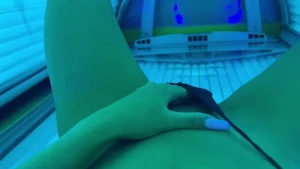 Estaba tan cachonda haciendo rayos uva que no he podido evitar tocarme