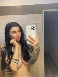 Mirror mirror tell me who is the hottest in the world i really want to