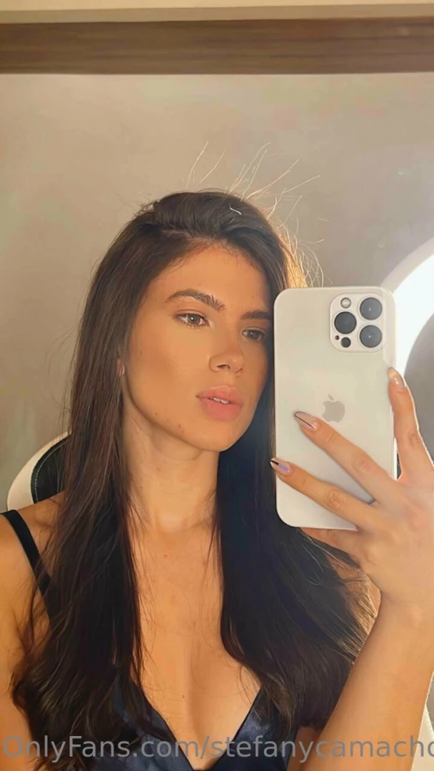 Have you ever seen a girl so pretty in a mirror selfie 