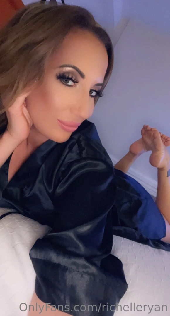 richelleryan - Do you think there is something under there drop a 6 in my dm to see 