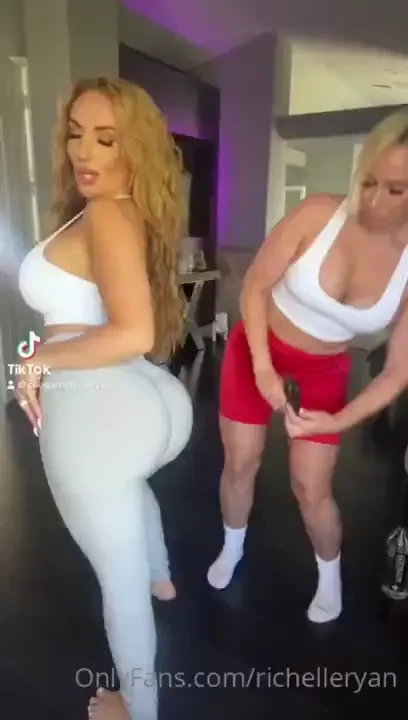 Check your dms for my new scene with mellanie 