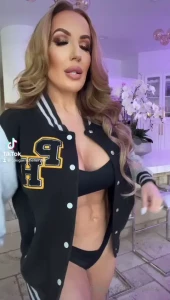 richelleryan - It s october 3rd name that movie and if your comment cums with a tip i 