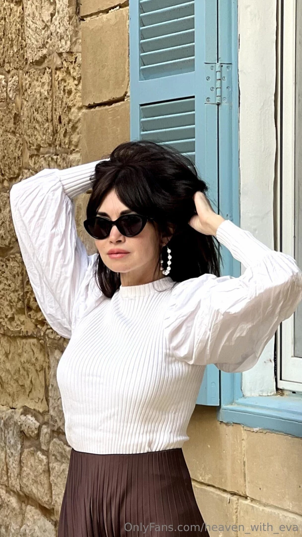 Prove to me that brunettes are not the hottest women write your 