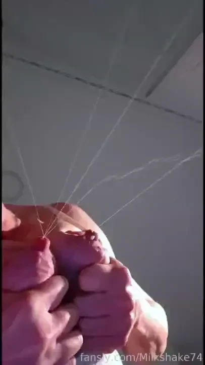 Turn on the sound fyp milk milf hotmom bigtits tits milksplash splash 