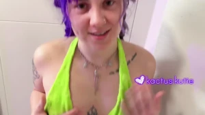 My boyfriend peed on my tits for so long after a fun time at the pool