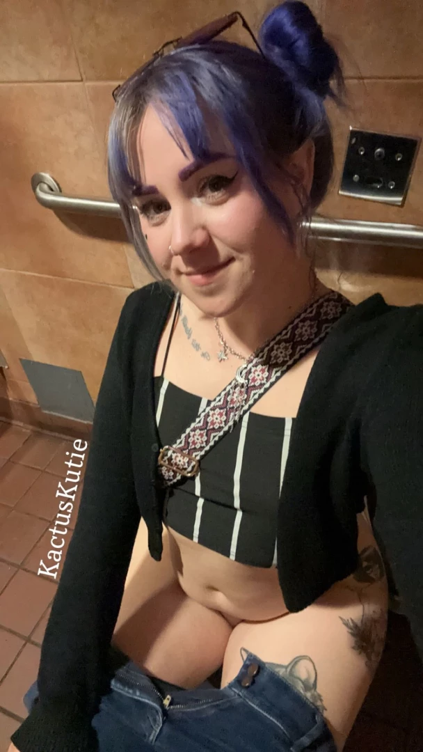 Sittin on tha toilet 