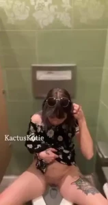 A quick but kute public restroom pee