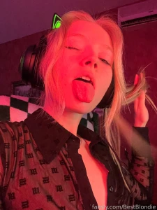 Will here on monday https www twitch tv bestblondiie