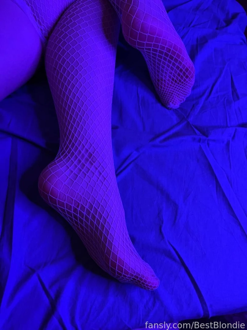 Do u want to suck my toes fyp toes feet stockings 