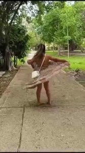 Ayer salimos a caminar buscando lugares para unas fotos el vestido no part 5