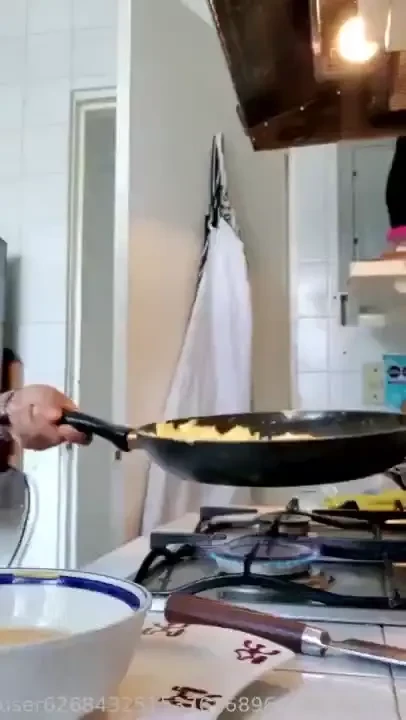 Haciendo omelette me encanta cocinar desnuda bueno siempre estoy 