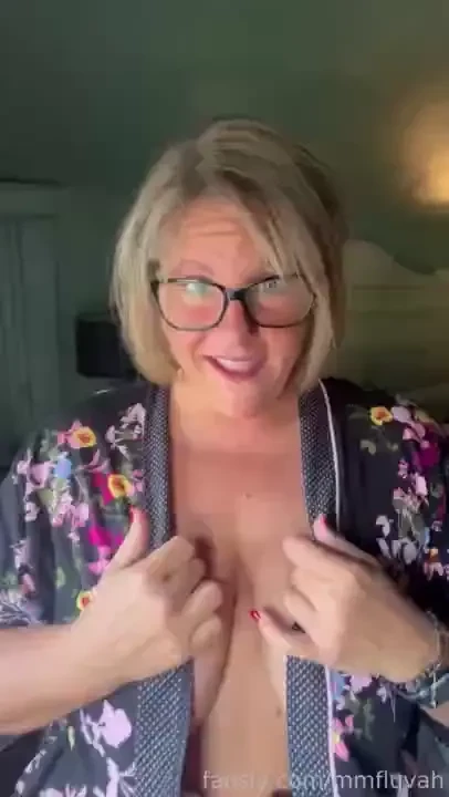 Do you wanna see them topless tease milf feet slut bigtits curvy 