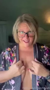 Do you wanna see them topless tease milf feet slut bigtits curvy