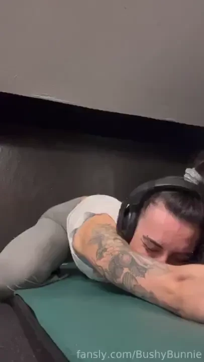 Gym vlog day 13 - some little stretching and teasing as i prepared for 