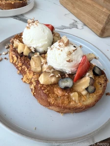 What could be better than meeting a girlfriend eating a yummy treat