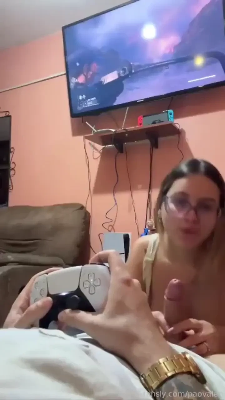How about a blowjob while playing video games que tal una mamada de 