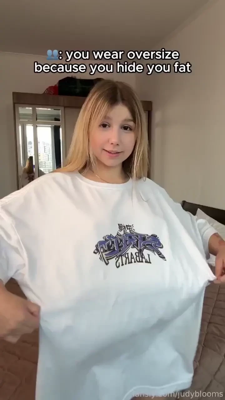 Ooouuuiiii i m entertaining myself alone at home right now wanna have 