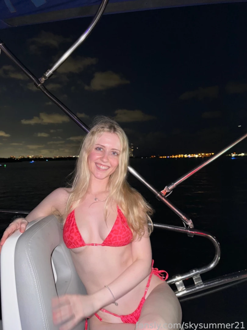 Doing video calls and live sexting live pics vids where i get naked 