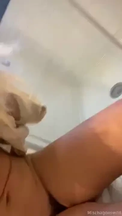 Closer up toilet pee looks like i need to drink more water hahahaah 