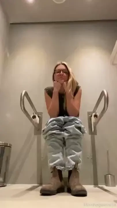 Quite a pensive pee at a vegan restaurant i think i look really cute 
