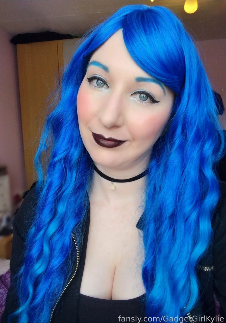 Blue girl today selfie bluehair bluehaired blue wig boobs chest 